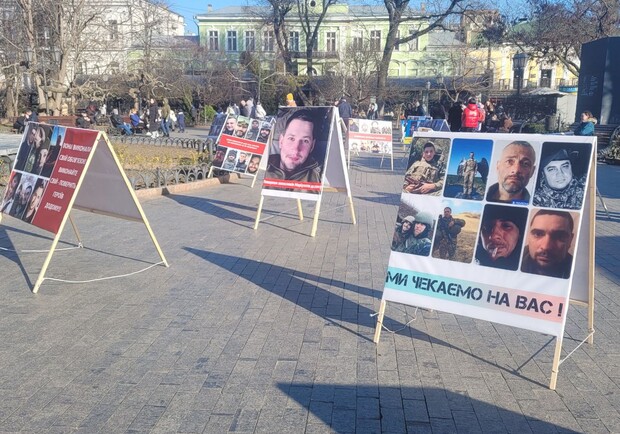 В Горсаду Одессы проходит акция в поддержку пленных защитников Мариуполя: фотоотчет. 