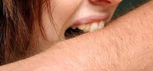 На Одещині жінка вкусила чоловіка у черзі за гуманітаркою