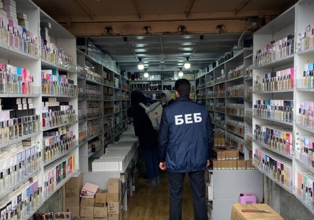 В Одеській області "накрили" підпільний цех підроблених парфумів з оборотом на 100 мільйонів . 