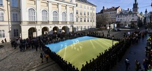 У центрі Львова військові урочисто заспівали Гімн України - відео