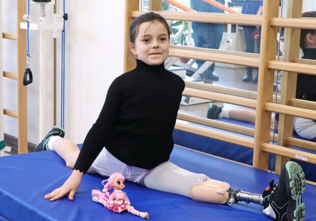 Незламна: як зараз живе маленька Олександра Паскаль, яка втратила ніжку після обстрілу в Затоці. 