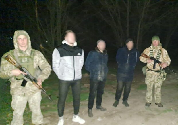 Ночью на границе с Молдовой со стрельбой поймали трех нарушителей. 