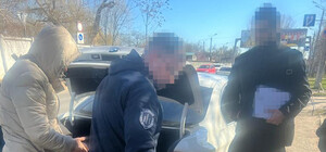 Чекали біля пошти: на Одещині поліцейські вимагали 10 000 доларів у наркоторговцев