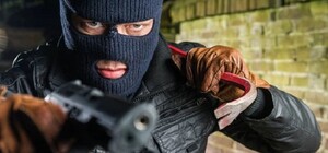 В Днепре мужчина забежал в магазин, выстрелил в потолок и ограбил