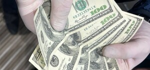 Залишили поховальний вінок, щоб змусити сплатити 