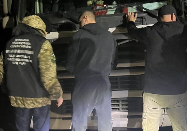 Сховався під ковдрою у вантажівці: на Одещині ухилянт намагався незаконно перетнути кордон. 