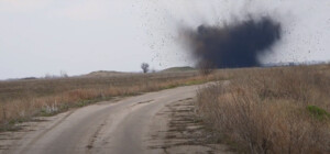 Спасатели показали, как взорвали вражескую авиационную бомбу под Запорожьем