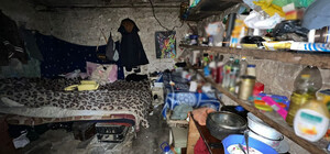 Женщина из Кривого Рога жила с младенцем в землянке в Киеве: шокирующие подробности