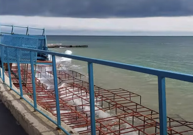 В Одессе пляжный бар смыло в море. 