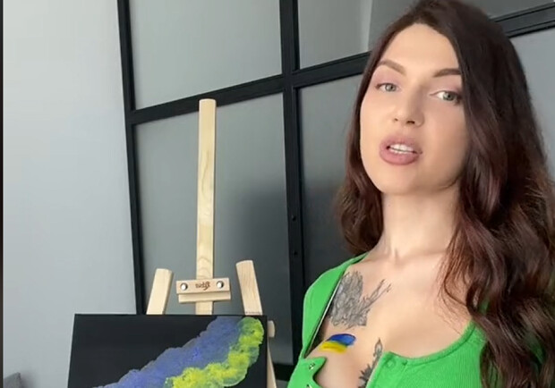 Блогерка из Одессы нарисовала своей грудью патриотическую картину (видео) - фото