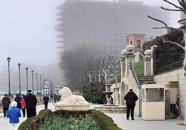 Квітневий туман в Одесі: дивись, як це гарно. 