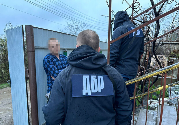 На Одещині викрили чиновника військової частини, який відбирав у солдатів бойові доплати. 