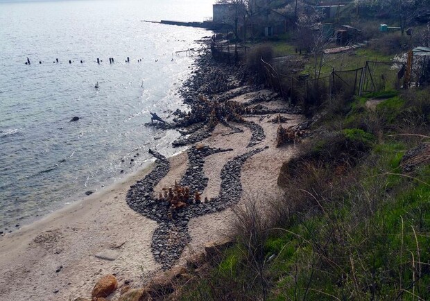 Одессит выложил на побережье каменную птицу в виде трезубца - фото