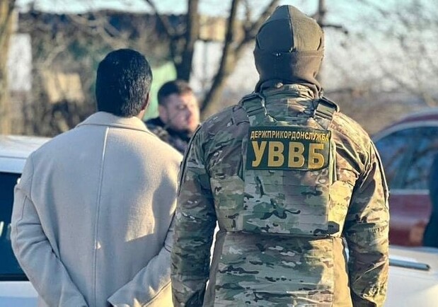 На Одещині засудили іноземця за хабар та спробу ввезти в Україну своїх друзів. 