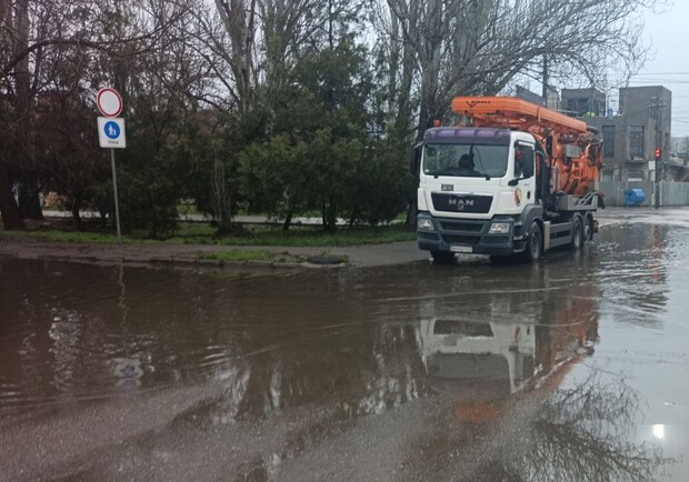 Нічний дощ у Одесі підтопив вулиці. 