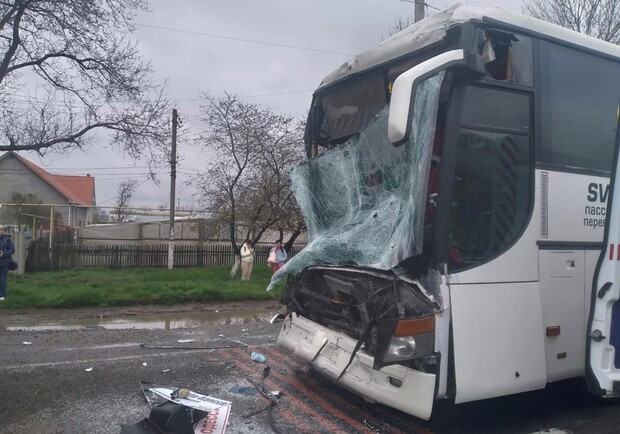 На трассе Одесса – Рени пассажирские автобусы столкнулись с грузовиком: есть пострадавшие. 