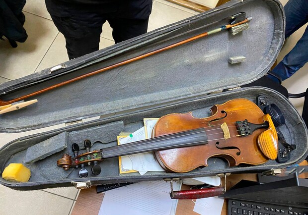 На границе в Одесской области у мужчины обнаружили скрипку Страдивари - фото