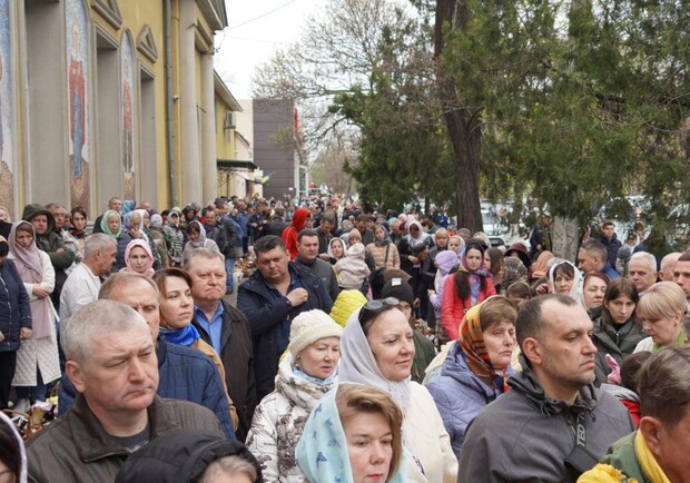 Кілометрові черги біля церков та багато поліції: як в Одесі пройшов Великдень. Фото: odessa.online