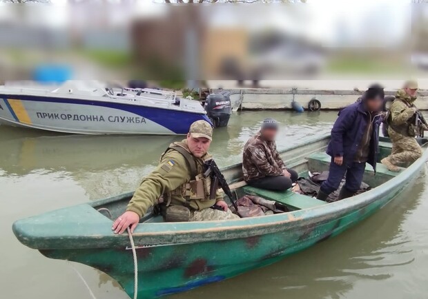 Незаконно ловили рыбу: в Одесской области задержали лодку с тремя гражданами Румынии. 