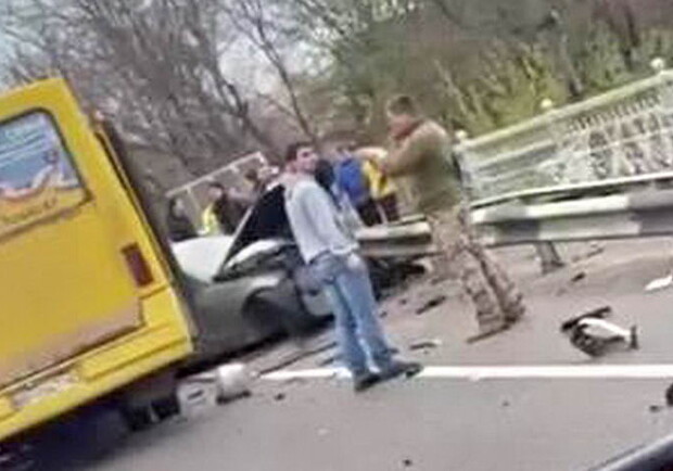 В Одессе Mercedes выехал на встречную полосу и врезался в маршрутку: пострадали трое - фото