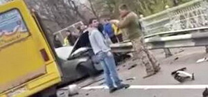 В Одессе Mercedes выехал на встречную полосу и врезался в маршрутку: пострадали трое