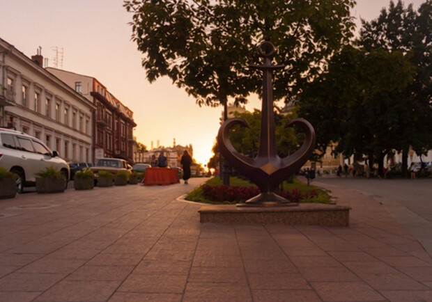У міськраді не хочуть міняти туристичний символ Одеси, який створив Лебедєв. 