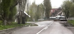 Ракета упала между машинами: иностранные журналисты попали под обстрел РФ в Орехове