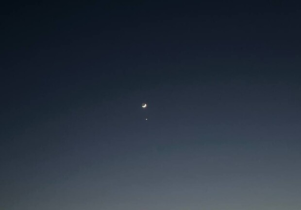 Одесситы наблюдали сближение луны и венеры - фото