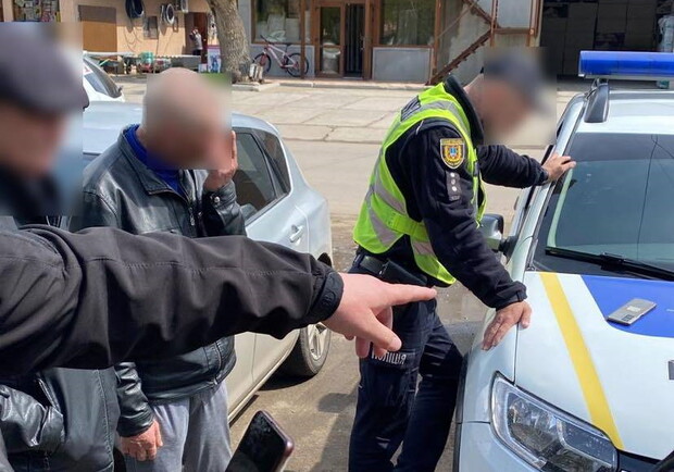 На Одещині поліцейський вимагав гроші з військового. 