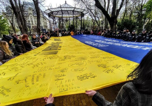 В Горсаду развернули огромный флаг Украины. 
