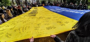 В Горсаду развернули огромный флаг Украины