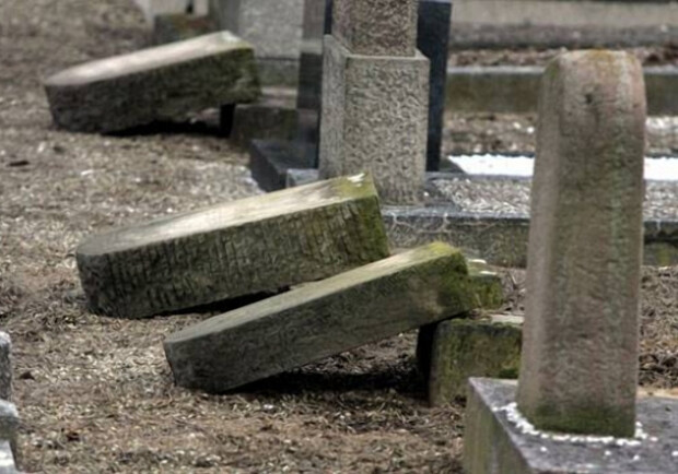 На Одещині підлітки пошкодили сім могил, а чоловік осквернив поховання військового. 
