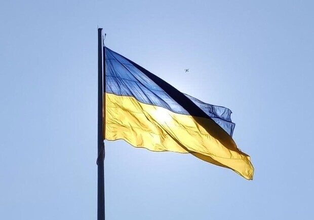 В Одессе мужчина сорвал с фасада флаг Украины: им заинтересовалась полиция. 