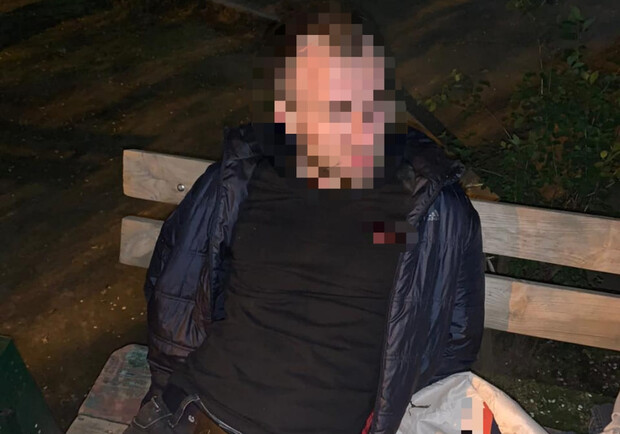 В Одесі затримали п'яного чоловіка, який бив автомобілі сокирою. 