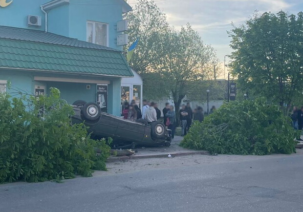 На Одещині п'яний водій наїхав на пішохідів і врізався в дерево: постраждали дві жінки. 