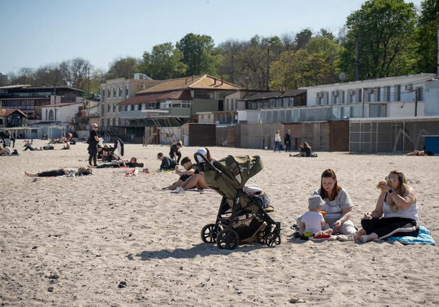 На выходных одесситы массово отправились на пляжи: загорающих "гоняла" полиция. 