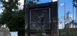 З багатоповерхівки в Ірпені, яку зносять, вирізали шматок стіни з графіті Бенксі