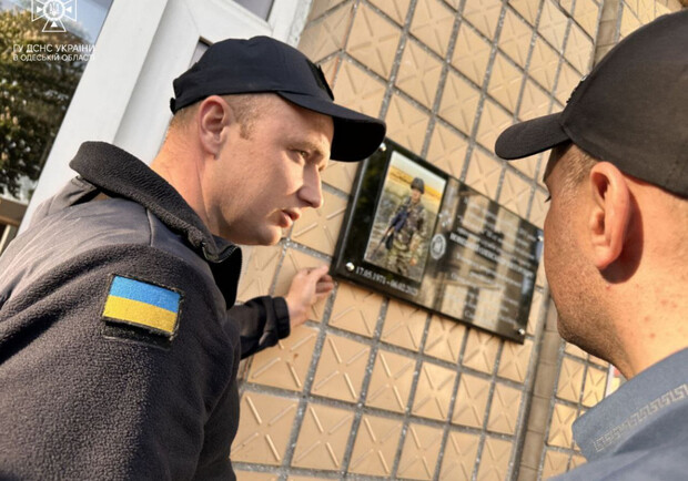 В Одессе открыли мемориальную доску спасателю, погибшему от рук оккупантов - фото