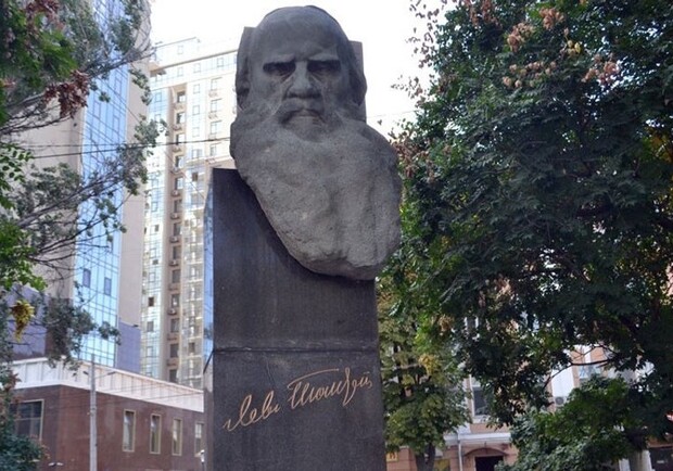 В Одессе демонтируют памятник Льву Толстому. 