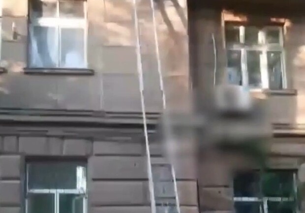 В Одессе женщина решила сходить в гости через балкон, но застряла. 