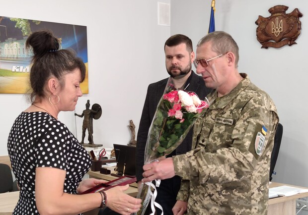 На Одещині дружині загиблого воїна вручили орден "За мужність". 
