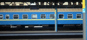 УЗ планирует протестировать в поездах отдельные купе для женщин