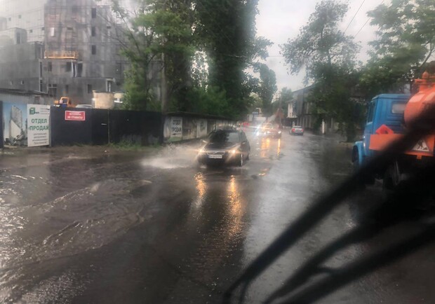Непогода: в Одессе заливает и гремит, а в области заметили смерч. 