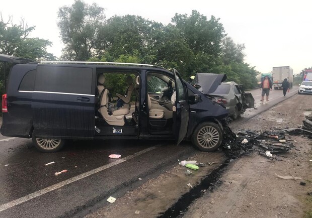 Один загиблий і п'ять постраждалих: на трасі Одеса – Рені зіткнулися легковик та мікроавтобус. 