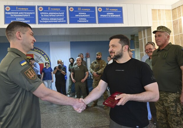 Зеленский в Одессе вручил награды военным и медикам, а также посетил госпиталь. 