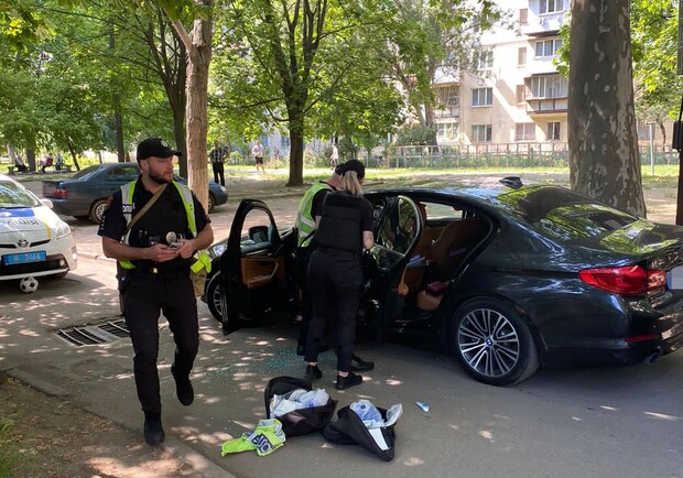 На Академика Глушко прямо в машине застрелили человека: еще двое ранены. 