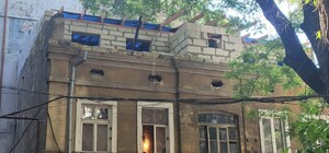 У центрі Одеси зносять незаконний поверх