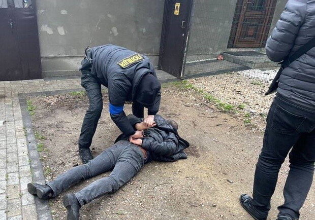 Вимагав хабар за збереження незаконного паркану: в Одесі співробітник райадміністрації спіймався на корупції. 