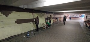 Мешканці Києва самі перефарбували підземний перехід в інший колір