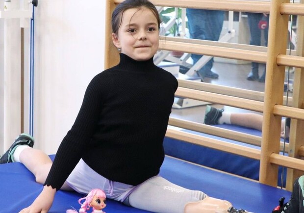 Девочка, которая потеряла ножку во время обстрела Одесской области, выступила на соревнованиях по гимнастике. 